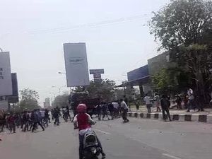 Video: Tawuran Dua Kelompok Pelajar di Cirebon Video: Tawuran Dua Kelompok Pelajar di Cirebon