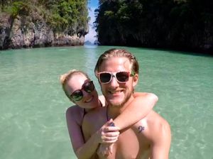 Pria Ini Jadi Viral Saat Foto Pacarnya di Pantai, Ada Hal Lucu Terjepret