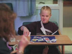 Potret Christina Santhouse, Peraih Gelar Master yang Otaknya Tinggal Setengah