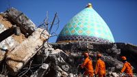 Evakuasi Korban Gempa yang Tertimbun Bangunan Masjid