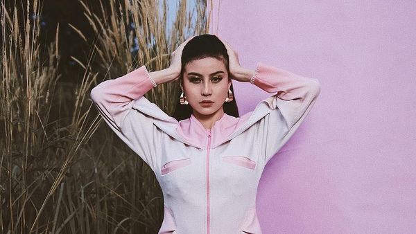 Kontroversi Awkarin, Putus Cinta hingga Promo Suntik Pembesar Payudara