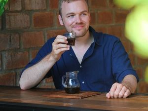 Momen Makan Asyik Eike Baehre, Bule Jerman yang Jatuh Cinta Pada Indonesia