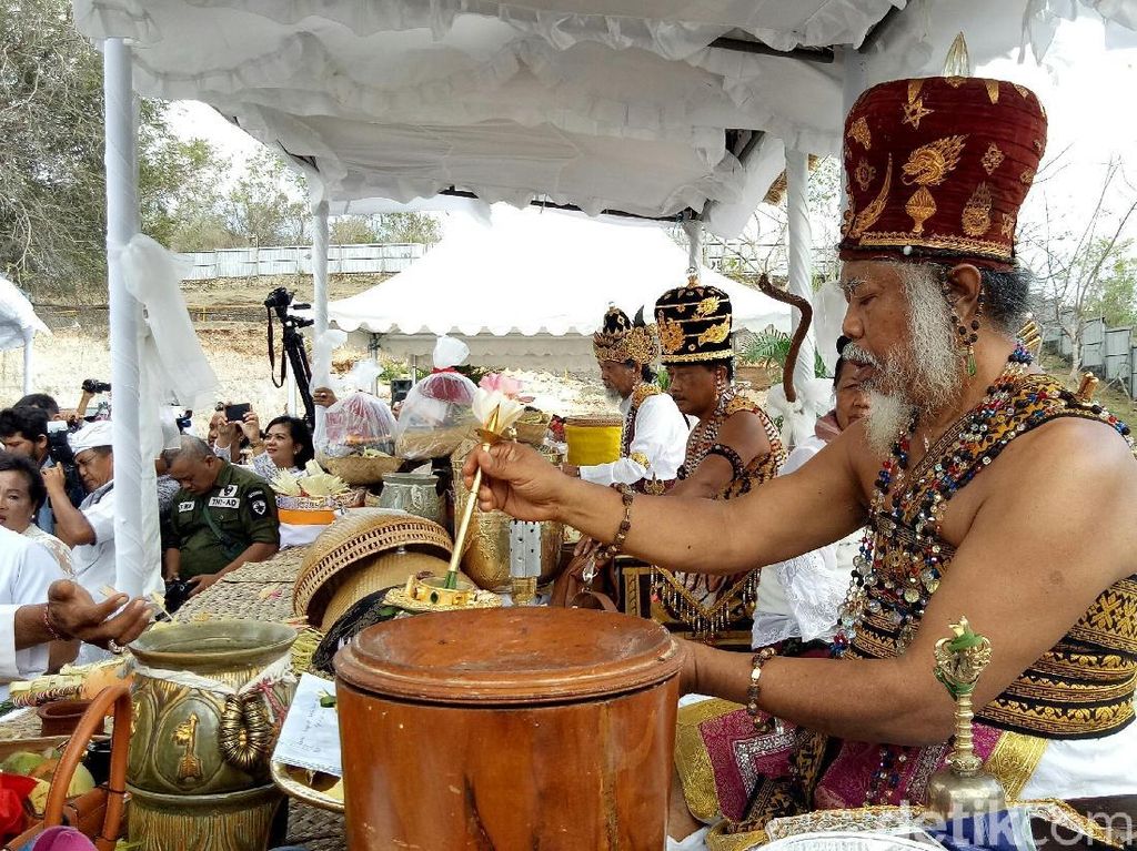 Potret Ritual Pamungkas Sebelum Peresmian Patung GWK Potret Ritual Pamungkas Sebelum Peresmian Patung GWK