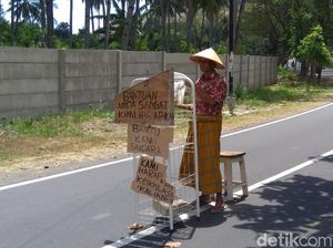 Bantuan Tak Kunjung Datang, Warga Lombok Ngemis ke Jalanan
