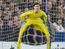 Musim lalu, Courtois dibobol tiga kali oleh Messi saat Chelsea disingkirkan Barcelona di babak 16 besar Liga Champions. (Foto: Twitter @ChelseaAction)