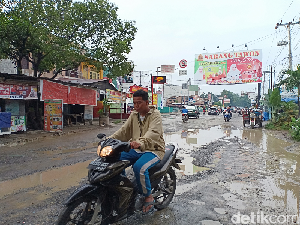 Cuma Ditimbun Kerikil, Jalan di Medan Rusak Lagi Cuma Ditimbun Kerikil, Jalan di Medan Rusak Lagi