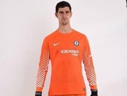 Courtois pun diejek harus rok agar bola tak bisa melewati celah kakinya. Kini, ia kembali diejek dengan menuju Madrid sambil pakai rok. (Foto: Twitter @ChelseaAction)