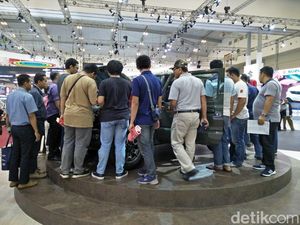 GIIAS 2018: Pelepas Rindu, Jimny Selalu Disesaki Pengunjung GIIAS 2018: Pelepas Rindu, Jimny Selalu Disesaki Pengunjung