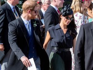 Meghan Markle Selalu Stylish, Pangeran Harry Setia Pakai Sepatu Berlubang