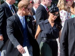 Meghan Markle Selalu Stylish, Pangeran Harry Setia Pakai Sepatu Berlubang