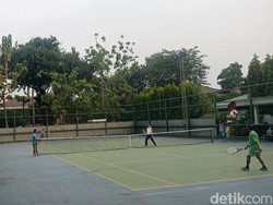 Koalisi Belum Deal, Ketum PAN Asyik Main Tenis di Rumah
