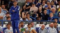 Manajer Maurizio Sarri tampak serius mengikuti jalannya pertandingan. Sejauh ini performa Chelsea belum bisa dikatakan memuaskan selama sesi pramusim. (John Sibley/Action Images via Reuters)