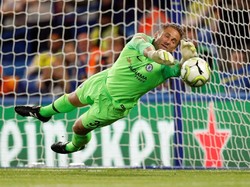 Rob Green tampil cemerlang dalam drama adu penalti saat menepis tendangan Pape Diop. Chelsea menang 5-4 usai bermain imbang tanpa gol selama 90 menit. (John Sibley/Reuters)