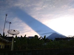 Fenomena Cahaya Terbelah di Gunung Sindoro