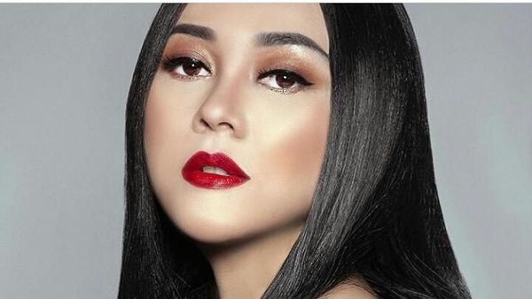 Foto: Rahasia Bibir Aura Kasih yang Selalu Seksi