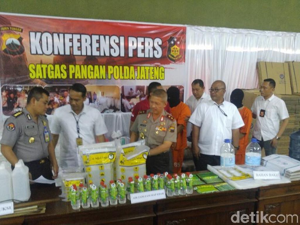 Terbongkar! Pengedar Air Zamzam Palsu Beromzet Rp 1,8 M di Batang Terbongkar! Pengedar Air Zamzam Palsu Beromzet Rp 1,8 M di Batang