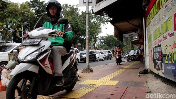 Duh, Pemotor Masih Saja Nekat Terobos Trotoar