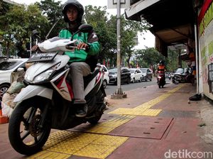 Duh, Pemotor Masih Saja Nekat Terobos Trotoar