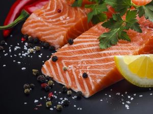 Apakah Garis-garis Putih pada Daging Ikan Salmon Aman Dimakan?