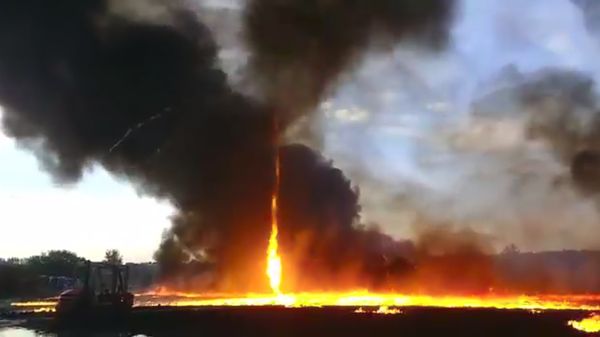 Langka! Tornado Api Muncul di Lokasi Kebakaran Pabrik di Inggris