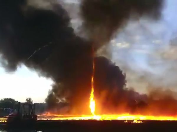 Langka! Tornado Api Muncul di Lokasi Kebakaran Pabrik di Inggris