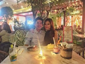 Pose Asyik Kim Kurniawan Saat Makan, Hingga Minuman Herbal Atasi Sakit Tenggorokan