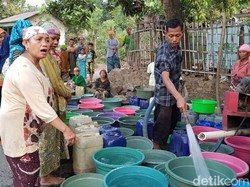 Antre Berjam-jam Demi 2 Liter Air Bersih, Ini Terjadi di Pasuruan