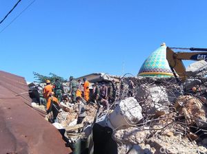 Pencarian Jemaah yang Tertimpa Masjid di Lombok Utara Dilanjutkan