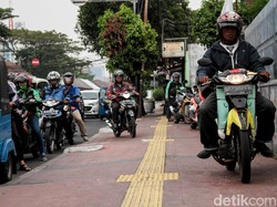 Video: Polisi Tindak Pemotor yang Masih Nekat Melintas di Trotoar