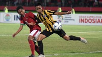 Indonesia terus menggempur pertahanan Malaysia dan tak memberikan kesempatan lawannya mengembangkan permainan. Alhasil, Malaysia pun lebih banyak bertahan di area permainan sendiri.