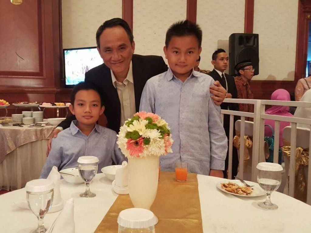 Kulineran Andi Arief Jenderal Kardus hingga Sajian Saat Deklarasi Cawapres Jokowi Kulineran Andi Arief Jenderal Kardus hingga Sajian Saat Deklarasi Cawapres Jokowi