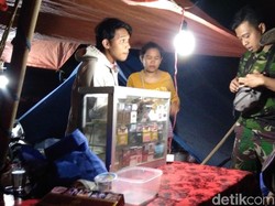 Pengungsi Gempa Lombok Buka Warung hingga Laundry di Tenda Darurat