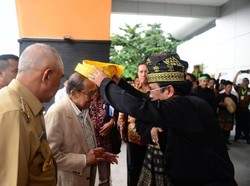 Hadiri  Haktenas, BJ Habibie Diberikan Tanjak Melayu