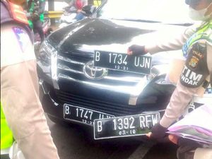 Gokil Sih 3 Pelat Fortuner yang Akali Ganjil-genap, 2 Asli 1 Palsu Gokil Sih 3 Pelat Fortuner yang Akali Ganjil-genap, 2 Asli 1 Palsu
