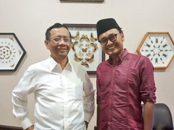 Pose Mahfud Md Berkemeja Putih Jelang Deklarasi Cawapres Jokowi