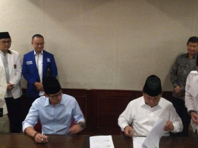 Foto Penandatanganan Berkas Pencapresan Prabowo-Sandiaga