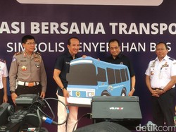 Menhub Serahkan 300 Bus untuk Asian Games 2018
