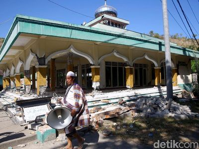 Masjid Rusak Akibat Gempa, Warga Siapkan Tempat untuk Salat