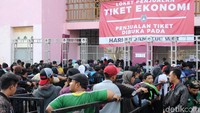 Dari pantauan detikSport di lokasi stadion, penjualan tiket sudah dimulai sekitar pukul 07.00 WIB. Pada pukul 09.30 tiket ekonomi dinyatakan habis, menyusul pernyataan serupa untuk kategori tiket utama dan VIP pada pukul 09.45. Ke-25 ribu tiket yang disediakan oleh panpel sudah ludes.