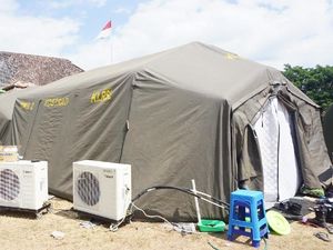 Bantu Korban Gempa, Dokter TNI Lakukan Operasi di Tenda