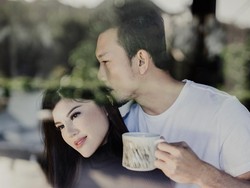 Belajar Nyuci Baju, Calon Istri Denny Sumargo: Ternyata Gampang Ya!