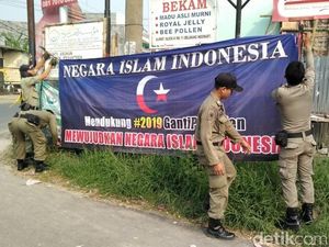 Satpol PP Copot Spanduk NII Dukung #2019GantiPresiden Satpol PP Copot Spanduk NII Dukung #2019GantiPresiden