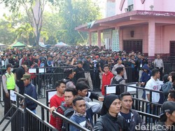 Demi Tiket Timnas U-16, Warga Nekat Antre Sejak Dini Hari