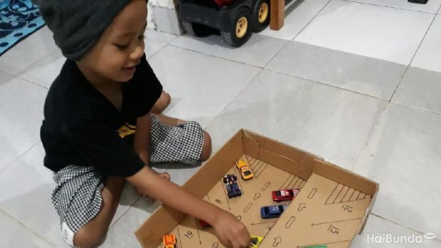 Memanfaatkan Kardus Bekas untuk Mainan Anak