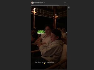 Ekspresi Takut Putra Victoria Beckham Saksikan Tari Kecak Ekspresi Takut Putra Victoria Beckham Saksikan Tari Kecak