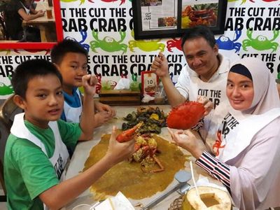 Begini Gaya Andi Arief Jenderal Kardus Saat Nikmati Kopi dan Makan Bareng