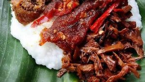 Gimana Kalau Pagi Ini Sarapan Bubur Gudeg yang Gurih Lembut?