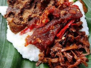 Gimana Kalau Pagi Ini Sarapan Bubur Gudeg yang Gurih Lembut?