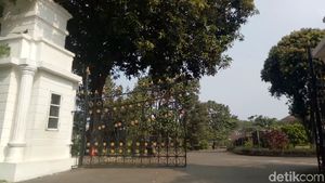 Penampakan Depan Rumah Keluarga Dipo Latief yang Sangat Luas