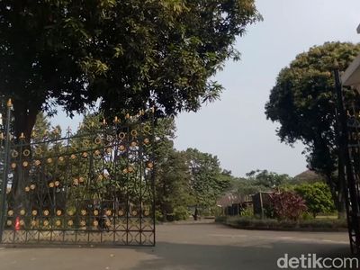 Penampakan Depan Rumah Keluarga Dipo Latief yang Sangat Luas
